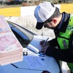 Sürücüler Dikkat: Araç İçi Ekranlar Ceza Nedeni Olabilecek app-plakadan-sonra-suruculeri-bekleyen-yeni-ceza-19642987_7671_amp