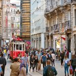 İstanbul Alışveriş Caddelerinde Turist Etkisi: İstiklal Yükselirken Nişantaşı Geriliyor! Istanbul nostalgic tramways on Istiklal Avenue in Istanbul,Turkey