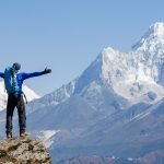 Türkiye’de Solo Seyahat Trendi Büyüyor: Yalnız Gezginler İçin Macera Rotaları! Hiker enjoying the view on the Everest trek in Himalayas, Ama Dablam mountain view, Nepal